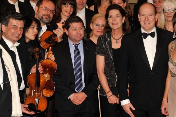 Le prince Albert de Monaco présidait, accompagné de sa soeur la princesse Caroline de Hanovre, le concert Les Violons de l'espoir, en avant-première à Monte-Carlo le 5 mai 2013.