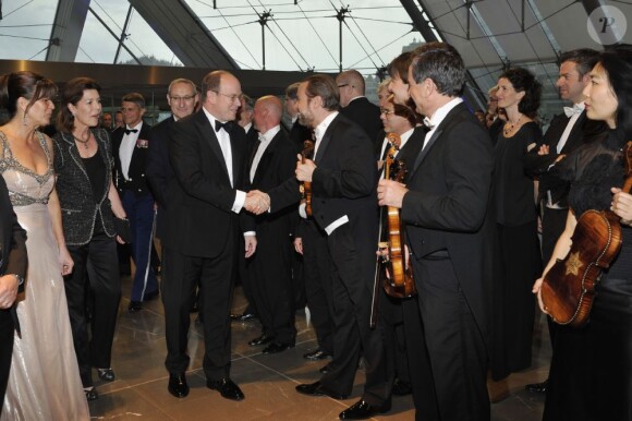 Le prince Albert II de Monaco présidait, secondé par sa soeur la princesse Caroline de Hanovre, le concert Les Violons de l'espoir, en avant-première à Monte-Carlo le 5 mai 2013.