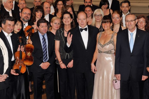 Le prince Albert II de Monaco présidait, accompagné de sa soeur la princesse Caroline de Hanovre, le concert Les Violons de l'espoir, en avant-première à Monte-Carlo le 5 mai 2013.