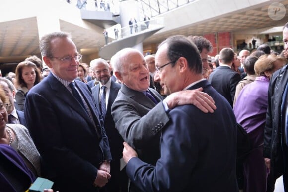 François Hollande et Pierre Bergé au Musée du Louvre à Paris le 9 avril 2013