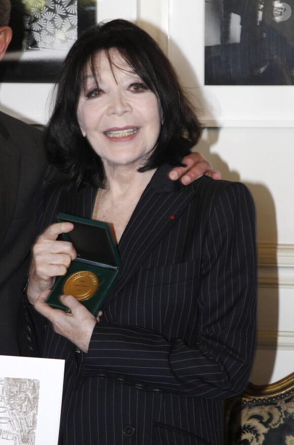 Juliette Gréco reçoit la médaille Grand vermeil de la ville de Paris le 12 avril 2012