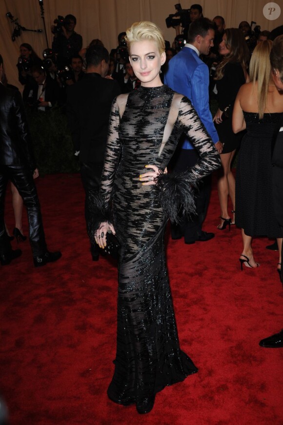 Anne Hathaway, portant une création Valentino, lors de la soirée du Costume Institute Gala le 6 mai 2013 au Metropolitan Museum of Art de New York. Le thème de cette édition est "Punk: Chaos to Couture"