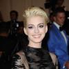 Anne Hathaway, portant une tenue Valentino, lors de la soirée du Costume Institute Gala le 6 mai 2013 au Metropolitan Museum of Art de New York. Le thème de cette édition est "Punk: Chaos to Couture"