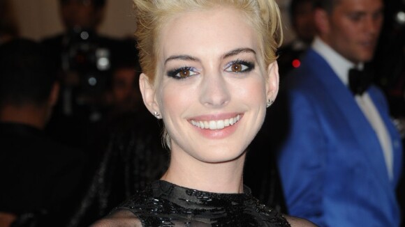 Anne Hathaway blonde platine : Look punk et transparence pour le MET Ball 2013