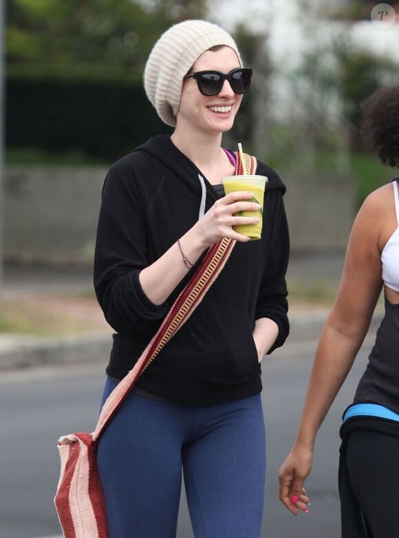 Anne Hathaway se promenant avec une amie à Hollywood, le 29 avril 2013.