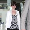 Anne Hathaway arrivant à l'aéroport de Los Angeles, le 9 avril 2013