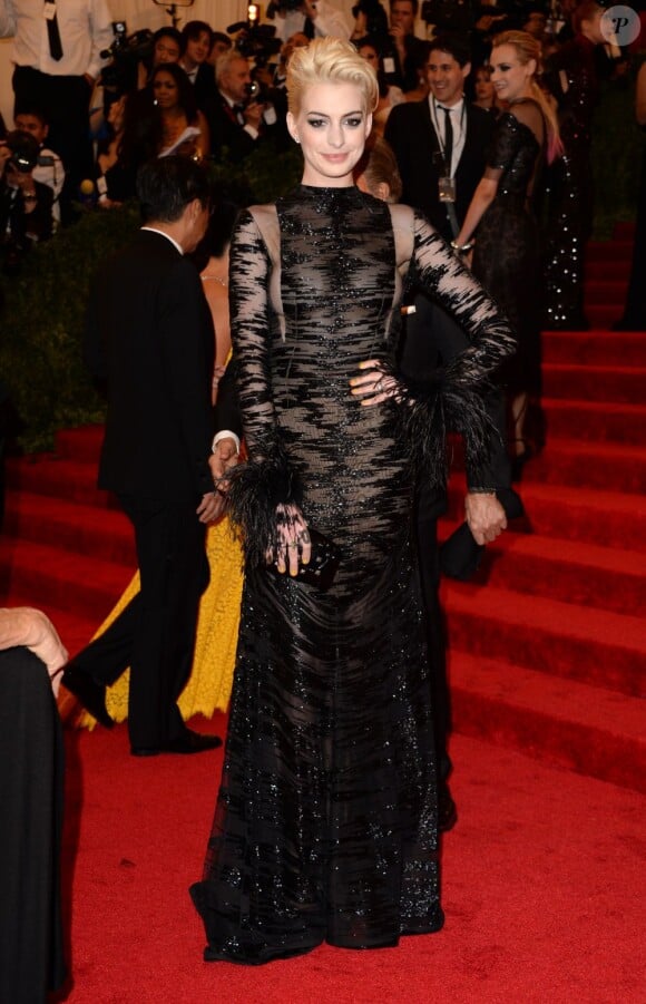 Anne Hathaway habillée en Valentino, lors de la soirée du Costume Institute Gala le 6 mai 2013 au Metropolitan Museum of Art de New York. Le thème de cette édition est "Punk: Chaos to Couture"