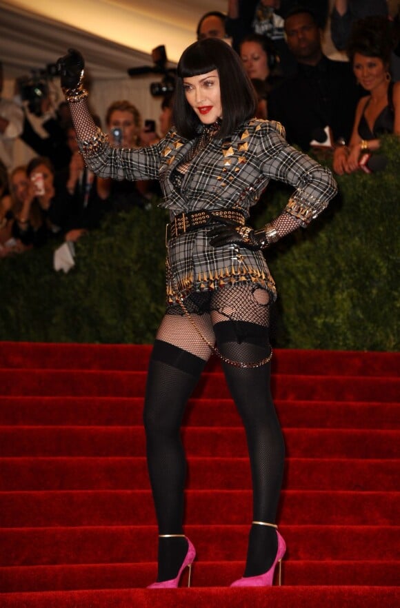 La chanteuse Madonna, habillée en Givenchy, n'a pas vraiment respecté le dress code punk de la soirée du MET Ball 2013, au Metropolitan Museum of Art, de New York, le 6 mai 2013.