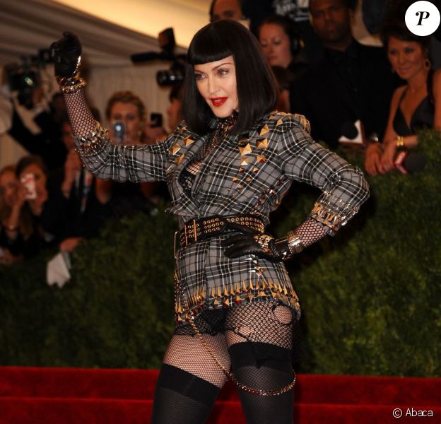 Madonna au MET Ball 2013 : Vulgaire et provoc' en brune, la Queen... of  Punk ! - Purepeople