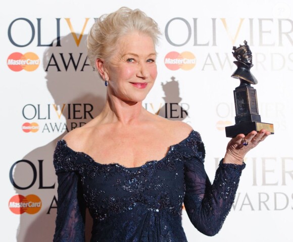 Dame Helen Mirren, lauréate du prix Laurence Olivier le 28 avril 2013 à Londres, pour sa performance dans la pièce The Audience