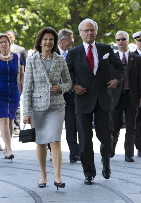 Le roi Carl XVI Gustaf de Suède et la reine Silvia à Washington le 9 mai 2013, au Département du Tréasor, dans le cadre de leur visite pour le 375e anniversaire de l'arrivée des premiers colons suédois et de leur installation dans le Delaware.