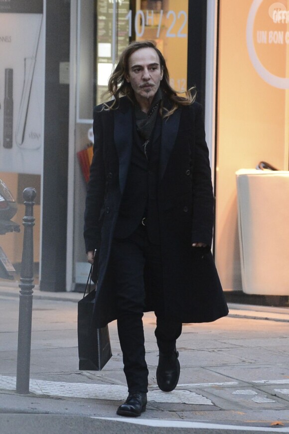 John Galliano dans les rues de Paris en février 2013