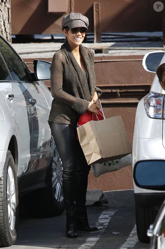 Halle Berry a fait les boutiques après avoir déposé sa fille à l'école, le 8 mai 2013. 