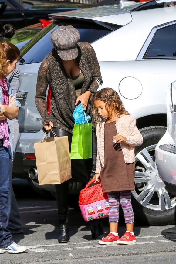 L'actrice Halle Berry, enceinte, emmène sa fille Nahla à son école à Los Angeles le 8 mai 2013. La petite fille ne semblait pas très enchantée d'aller à l'école ce jour-là.