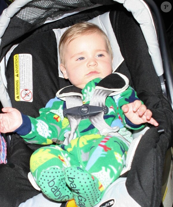 Reese Witherspoon, son mari Jim Toth et leur fils Tennessee arrivent a l'aeroport de Los Angeles, le 4 mai 2013