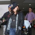 Reese Witherspoon, son mari Jim Toth et leur filsTennessee arrivent a l'aeroport de Los Angeles, le 4 mai 2013