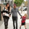 Pete Wentz dans le quartier de Studio City à Los Angeles, avec son fils Bronx et sa petite amie Meagan Camper à Studio City, le 5 mai 2013.