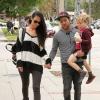 Pete Wentz avec son fils Bronx et sa petite amie Meagan Camper, à Studio City, le 5 mai 2013.