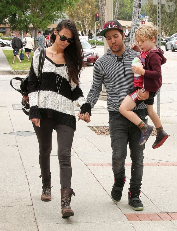 Pete Wentz avec son fils Bronx et sa petite amie Meagan Camper, à Studio City, le 5 mai 2013.
