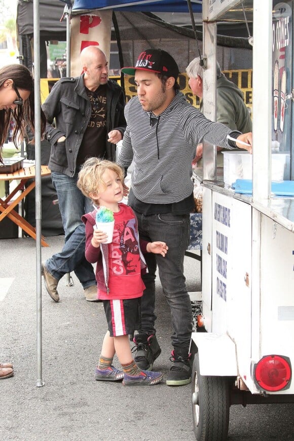 Pete Wentz et son fils Bronx à Studio City, le 5 mai 2013.