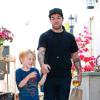 Pete Wentz et son fils Bronx à Los Angeles, le 18 janvier 2013.