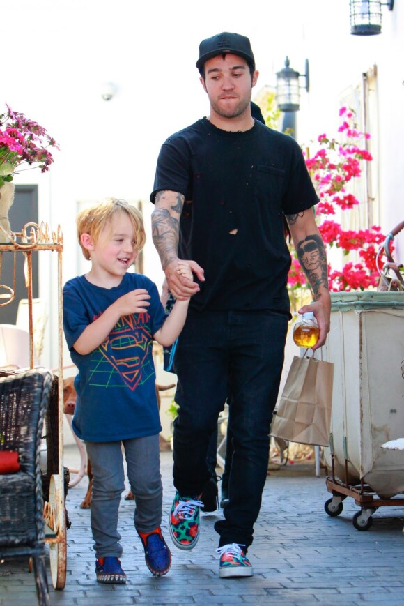 Pete Wentz et son fils Bronx à Los Angeles, le 18 janvier 2013.