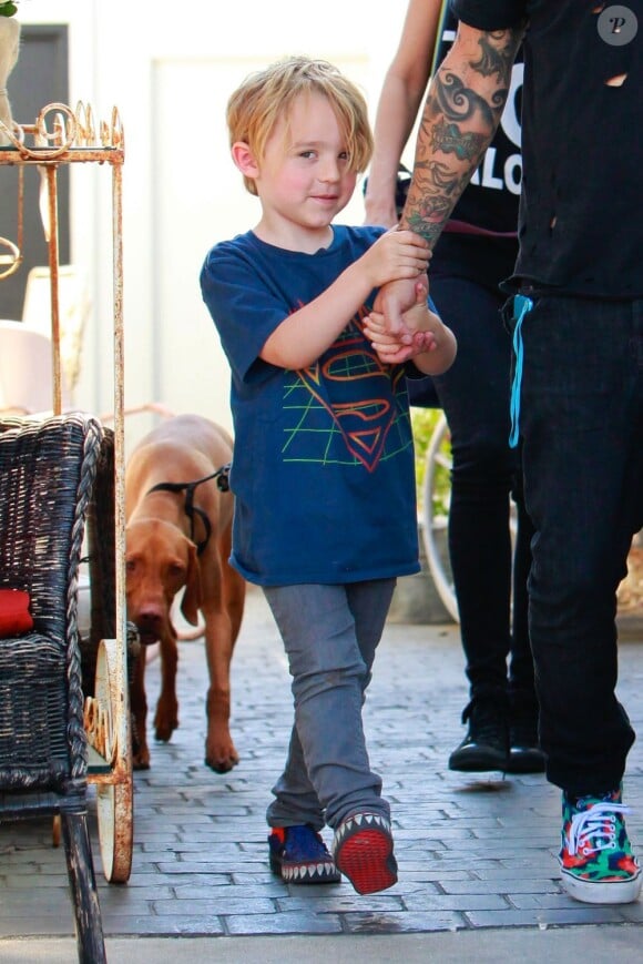 Pete Wentz et son fils Bronx à Los Angeles, le 18 avril 2013.