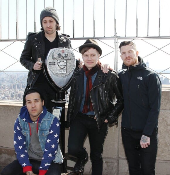 Pete Wentz, Joe Trohman, Patrick Stump et Andy Hurley des Fall Out Boy band à l'Empire State Building à New York, le 15 avril 2013.