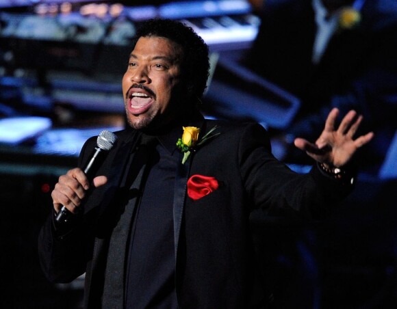 Lionel Richie chante durant l'hommage public rendu à Michael Jackson à Los Angeles, le 7 juillet 2009.