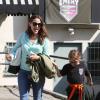 Jennifer Garner et sa fille Violet qui sort de son cours de karaté, à Los Angeles, le 9 mai 2013