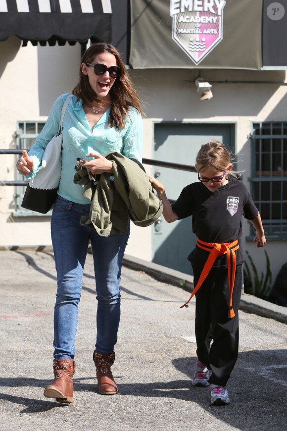 Jennifer Garner et sa fille Violet qui sort de son cours de karaté, à Los Angeles, le 9 mai 2013