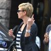 On ne le dit jamais assez, mais entretenir les muscles de sa main par n'importe quelle manière que ce soit, c'est important ! D'ailleurs, la toujours très charmante Charlize Theron l'a bien compris et c'est ainsi qu'elle défoulait son majeur gauche dans les rues de Los Angeles, face à des photographes médusés. Allez Charlize, l'index maintenant !