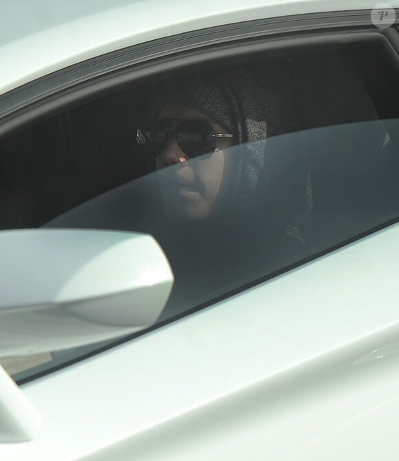Oui, caché derrière ces lunettes de soleil, ce bonnet et cette capuche, se trouve Justin Bieber. Le chanteur, en pleine tourné mondiale, se prenait pour un fou du volant à Dubaï au volant de sa Lamborghini. Après un rôle à la télé dans Les Experts et un succès fou dans la musique, chercherait-il une reconversion de pilote ?  