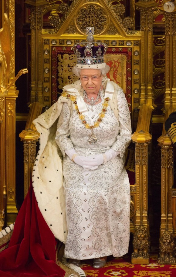 Elizabeth II, souveraine indestructible du Royaume-Uni, assistait à la cérémonie d'ouverture du Parlement, à Londres, le 8 mai. Il n'y a pas à dire, sur le trône, pas besoin de pousser la concurrence, c'est la meilleure !