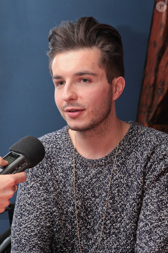 Olympe - Showcase The Voice 2 au Furet du Nord organisé par la radio Mona fm à Lille le 29 avril 2013.