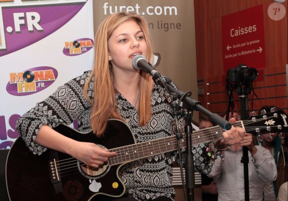 Louane - Showcase The Voice 2 au Furet du Nord organisé par la radio Mona fm à Lille le 29 avril 2013.