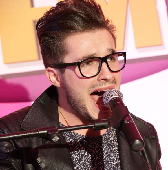 Olympe - Showcase The Voice 2 au Furet du Nord organisé par la radio Mona fm à Lille le 29 avril 2013.