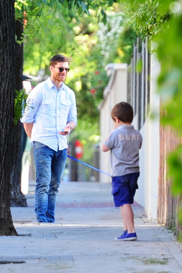 Xabi Alonso se promène avec son fils Jontxu (5 ans) à Madrid, le 12 mai 2013.