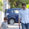 Le footballeur espagnol Xabi Alonso se promène avec son fils Jontxu (5 ans) à Madrid, le 12 mai 2013.