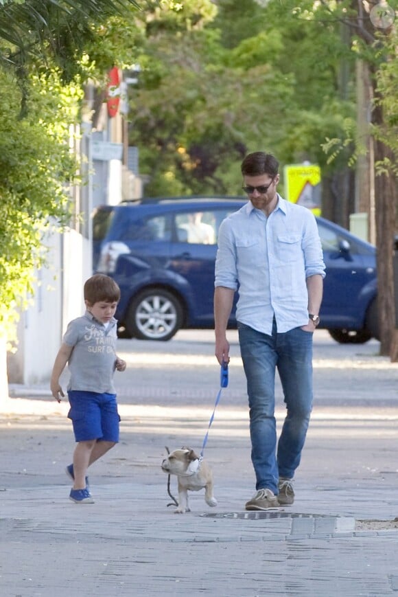 Le footballeur espagnol Xabi Alonso se promène avec son fils Jontxu (5 ans) à Madrid, le 12 mai 2013.