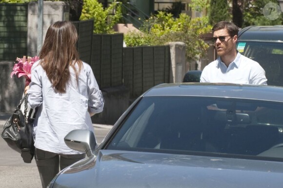 Le footballeur espagnol Xabi Alonso se promène avec son épouse Nagore à Madrid, le 12 mai 2013.