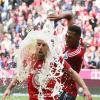 Franck Ribéry célèbre le titre du Bayern Munich au milieu de ses coéquipiers, le 11 mai 2013 à l'Allianz Arena avant de rejoindre le centre ville de Munich, en recevant une belle douche de bière