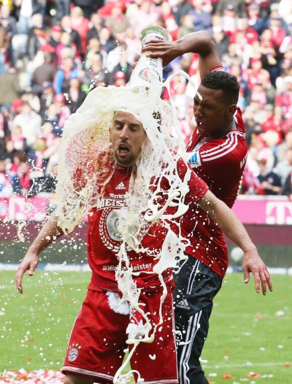 Franck Ribéry célèbre le titre du Bayern Munich au milieu de ses coéquipiers, le 11 mai 2013 à l'Allianz Arena avant de rejoindre le centre ville de Munich, en recevant une belle douche de bière