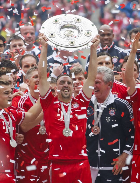 Franck Ribéry célèbre le titre du Bayern Munich au milieu de ses coéquipiers, le 11 mai 2013 à l'Allianz Arena avant de rejoindre le centre ville de Munich.