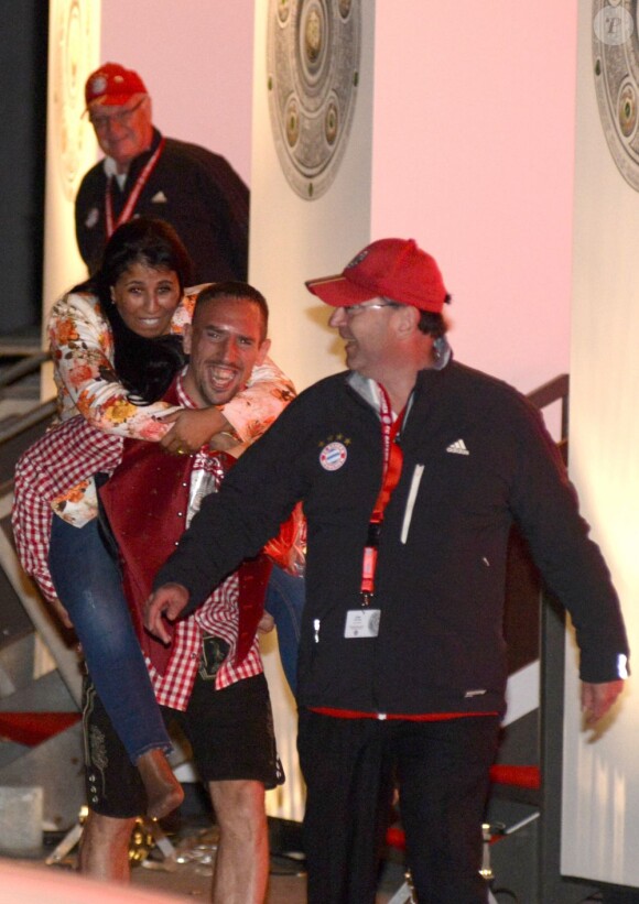 Franck Ribéry en compagnie de sa femme Wahiba le titre du Bayern Munich et en compagnie de ses coéquipiers, le 11 mai 2013 à l'Allianz Arena avant de rejoindre le centre ville de Munich.