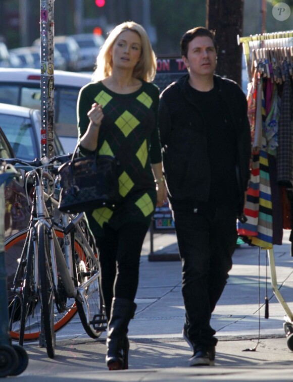 Exclusif - Holly Madison, enceinte, et son compagnon Pasquale Rotella se baladent dans les rues de Silver Lake, Los Angeles, le 27 octobre 2012.