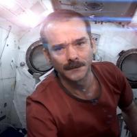 David Bowie : L'astronaute Chris Hadfield reprend 'Space Oddity' depuis l'espace