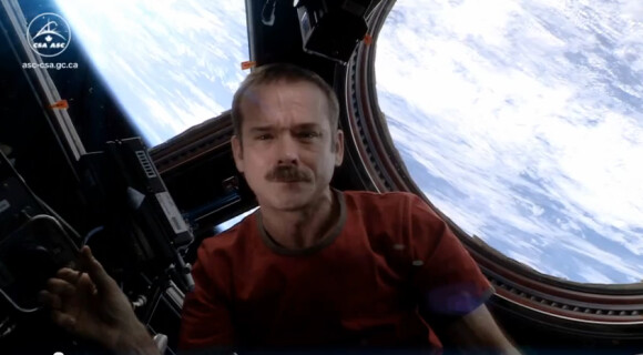 L'astronaute canadien Chris Hadfield chante Space Oddity, le morceau culte de David Bowie, depuis l'espace - mai 2013