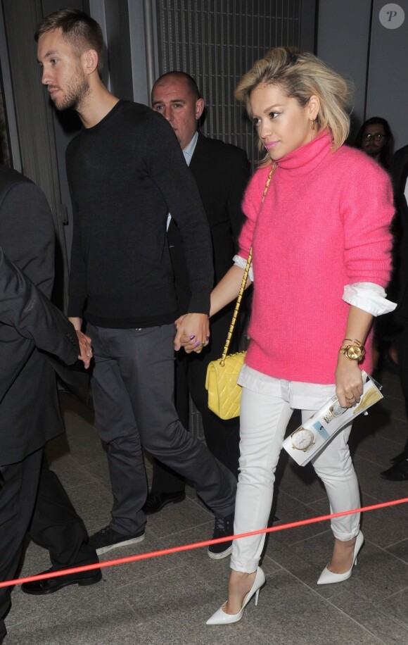 Rita Ora et Calvin Harris arrivent main dans la main au building The Shard pour une écoute V.I.P de l'album Random Access Memories des Daft Punk. Londres, le 13 mai 2013.