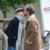 Exclusif - Anne Hathaway, blonde, et son mari Adam Shulman promenant leur chien à New York, le 13 mai 2013 : un joli baiser lors de leur balade